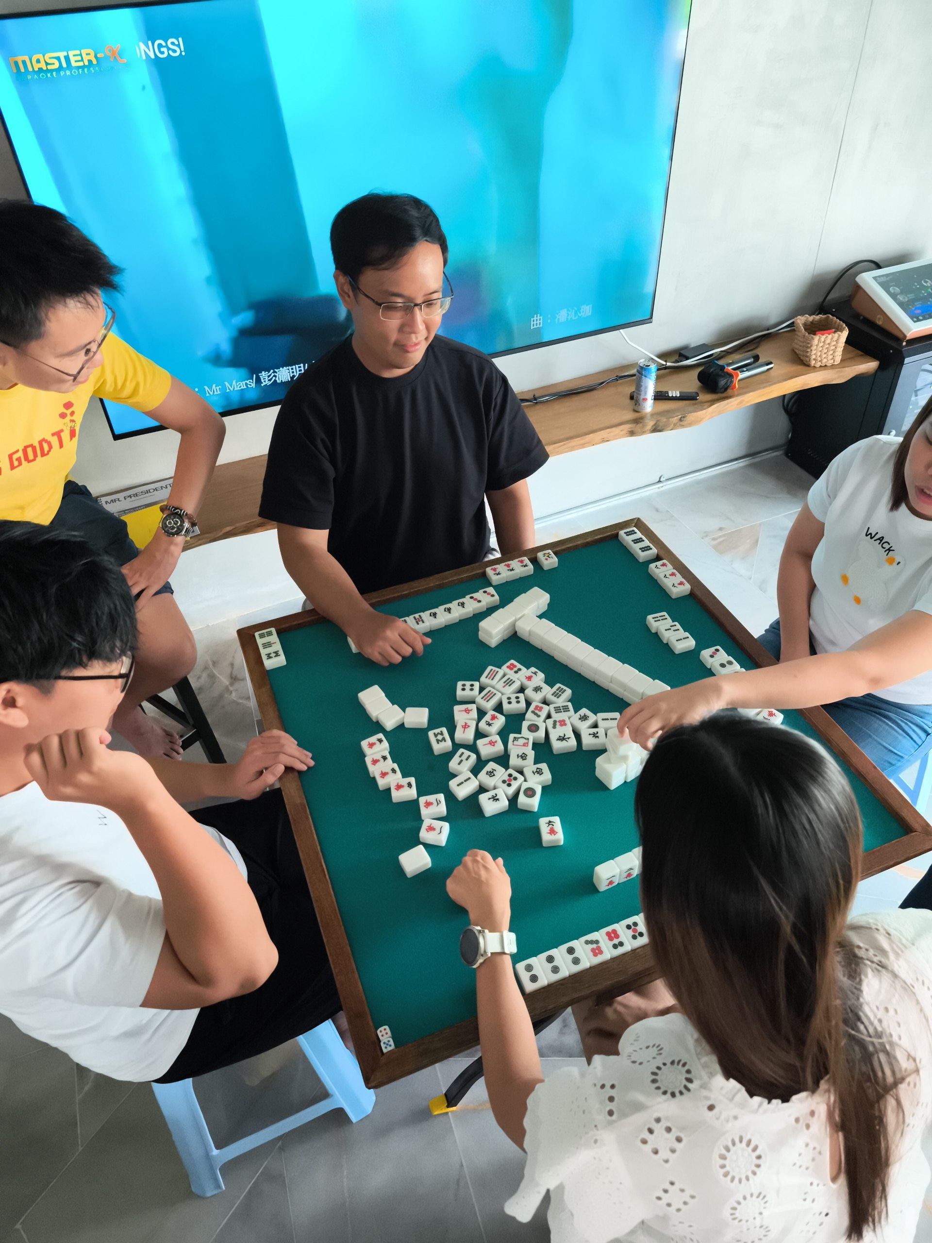 One last mahjoong game before check out from the villa